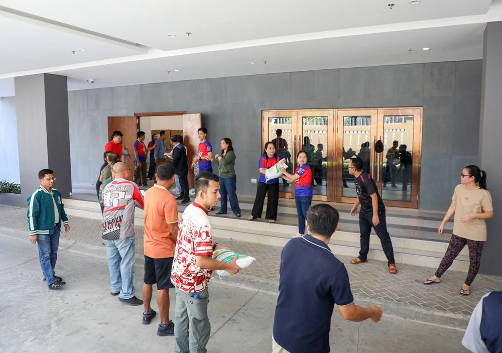 Cambodian Parliament Staff Forgo Holiday to Pack Aid for Fro...