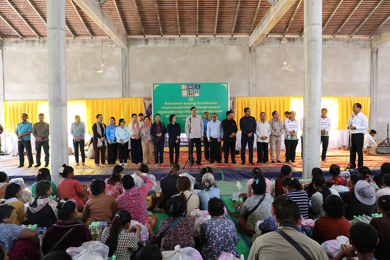 Lawmakers Provide Aid to 500 Displaced Families in Preah Vih...