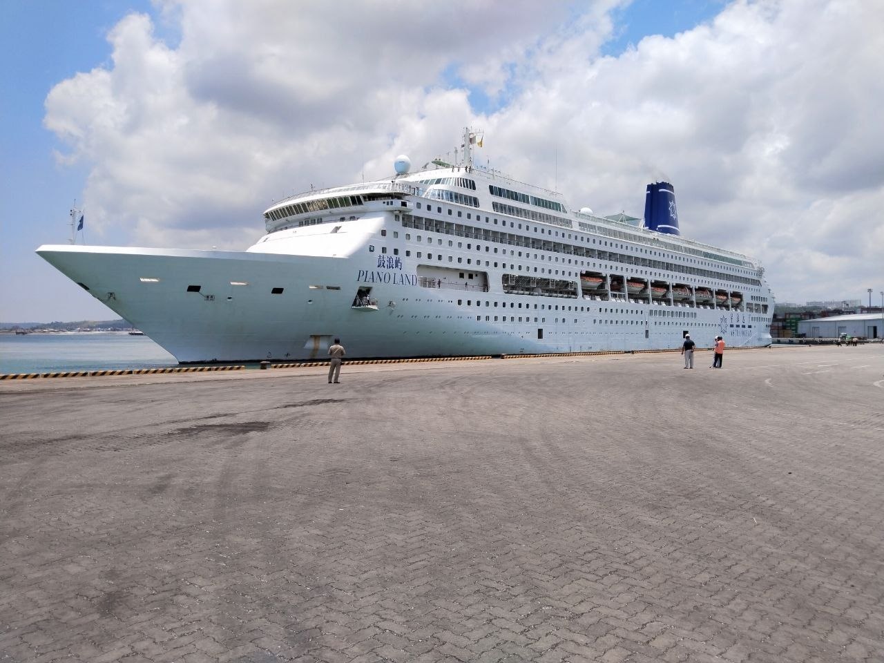 Nearly 1,000 Chinese Tourists Visit Cambodia via Luxury Crui...